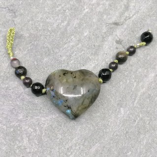 Edelstein Anhänger Vetiver, handgeknüpft, gehäkelter Verschluss